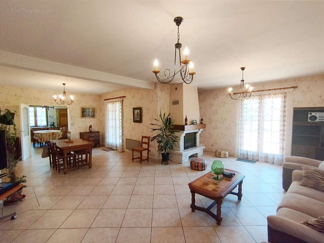 Maison à SAINT-SEURIN-DE-PRATS