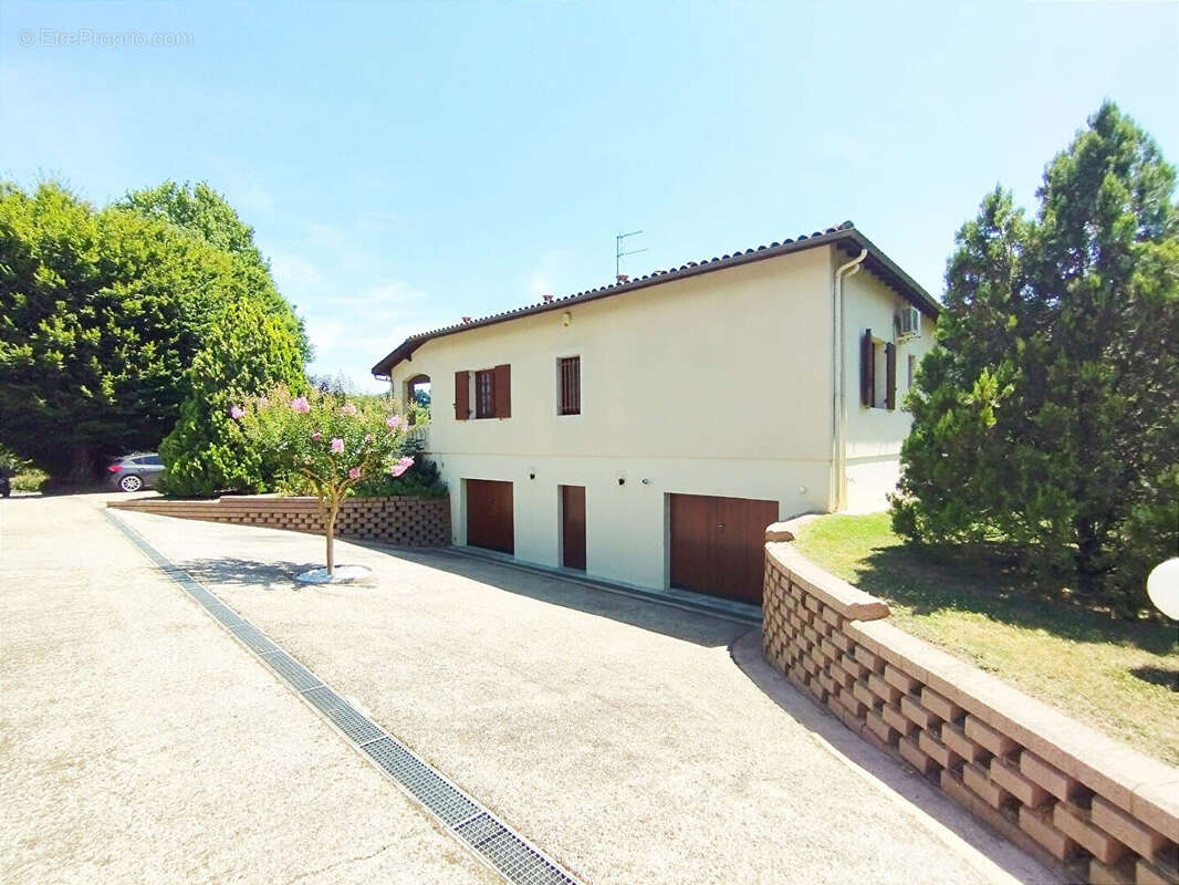 Maison à SAINT-SEURIN-DE-PRATS