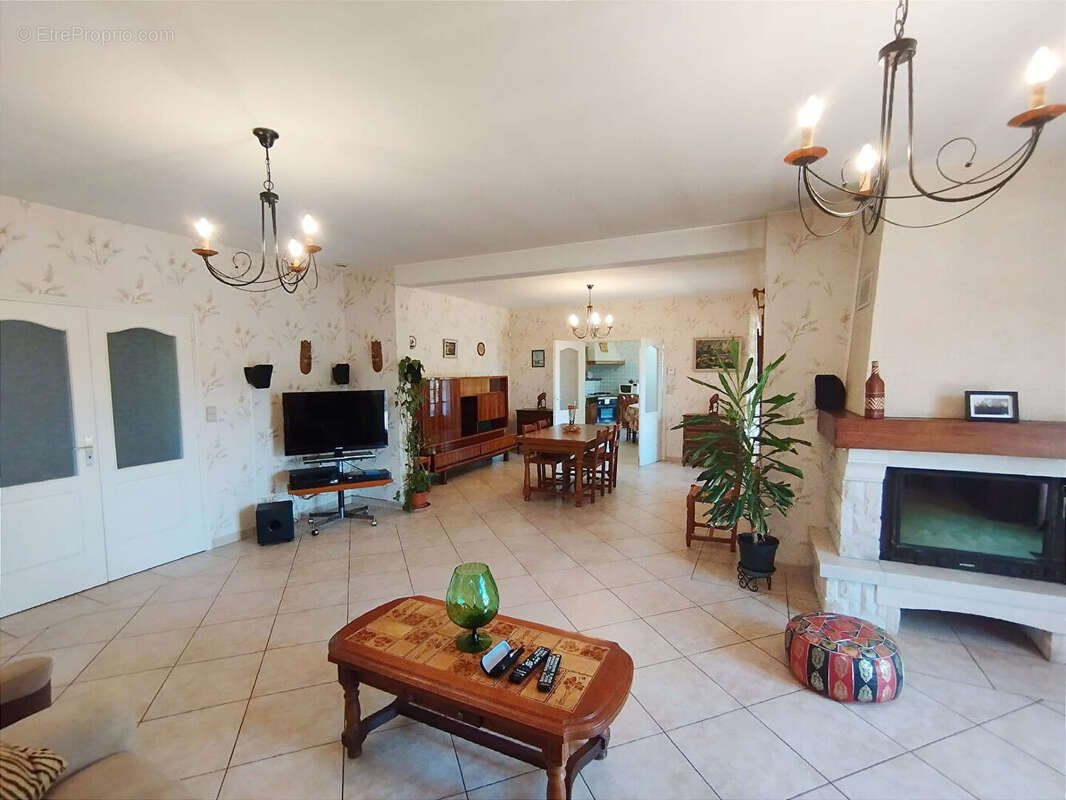 Maison à SAINT-SEURIN-DE-PRATS