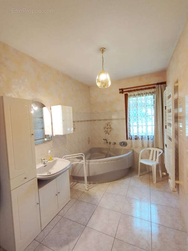 Maison à SAINT-SEURIN-DE-PRATS