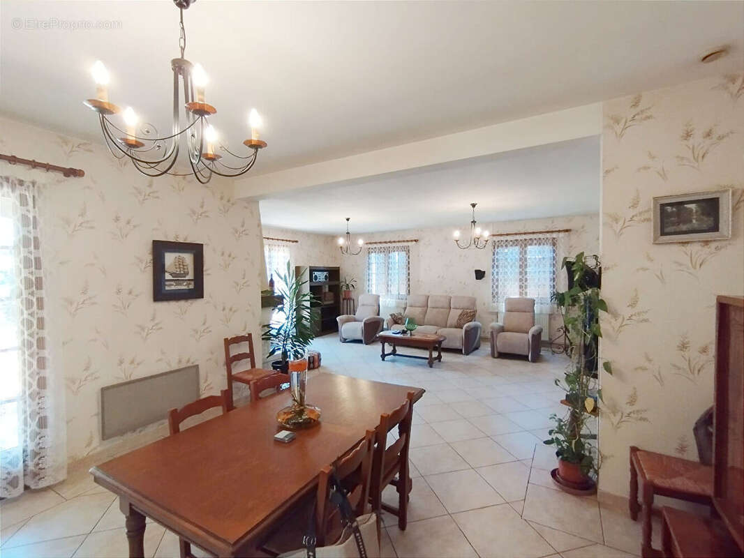 Maison à SAINT-SEURIN-DE-PRATS