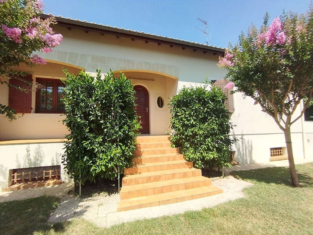 Maison à SAINT-SEURIN-DE-PRATS