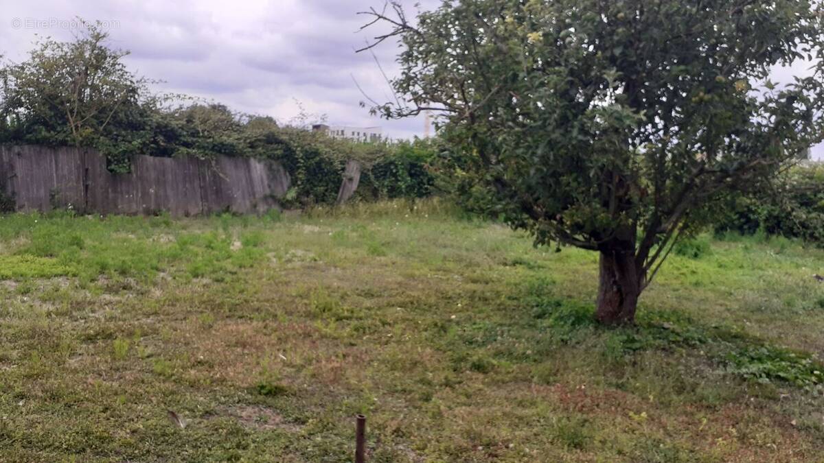 Terrain à LA VILLE-DU-BOIS