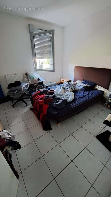 CHAMBRE côté fenêtre - Appartement à POITIERS