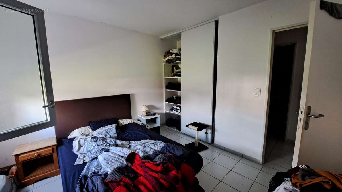 CHAMBRE + PLACARD - Appartement à POITIERS