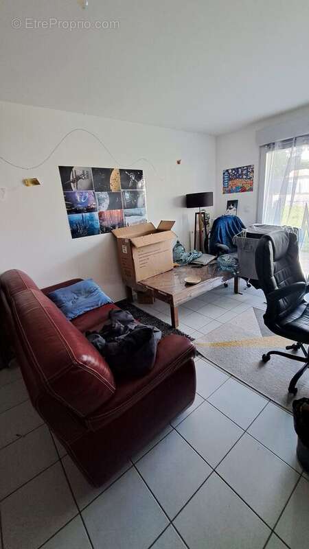 SALON côté terrasse et jardinet  - Appartement à POITIERS