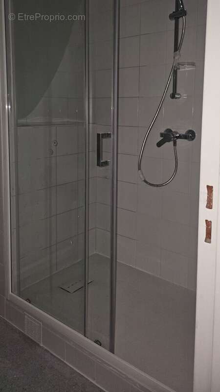 Salle d&#039;eau - Appartement à VITRY-SUR-SEINE