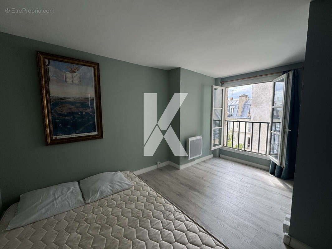 Chambre sur cour - Appartement à PARIS-9E