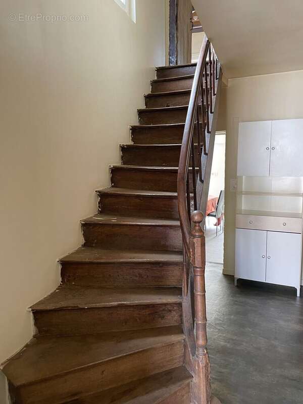Escalier d&#039;époque - Maison à SAINT-CELERIN
