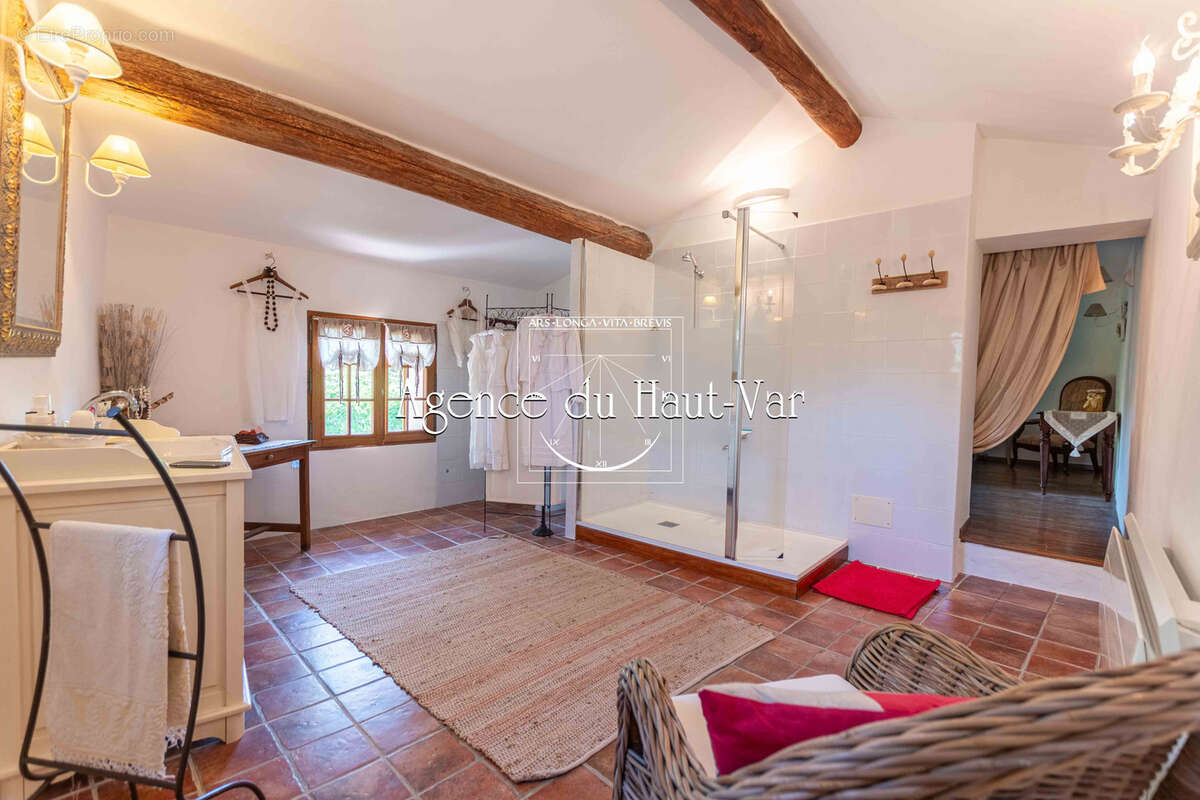 Maison à BAGNOLS-EN-FORET