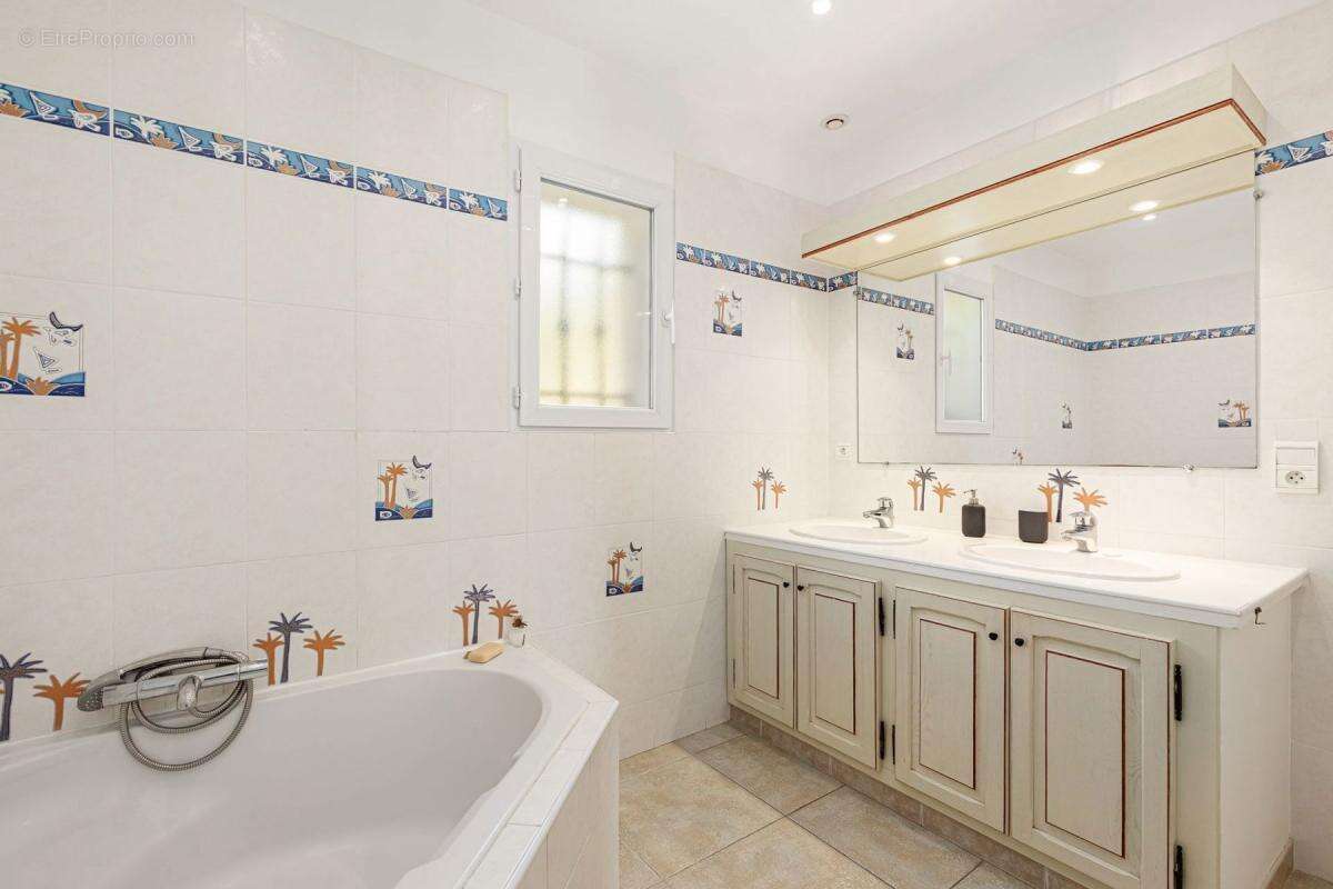 Maison à LES ADRETS-DE-L&#039;ESTEREL