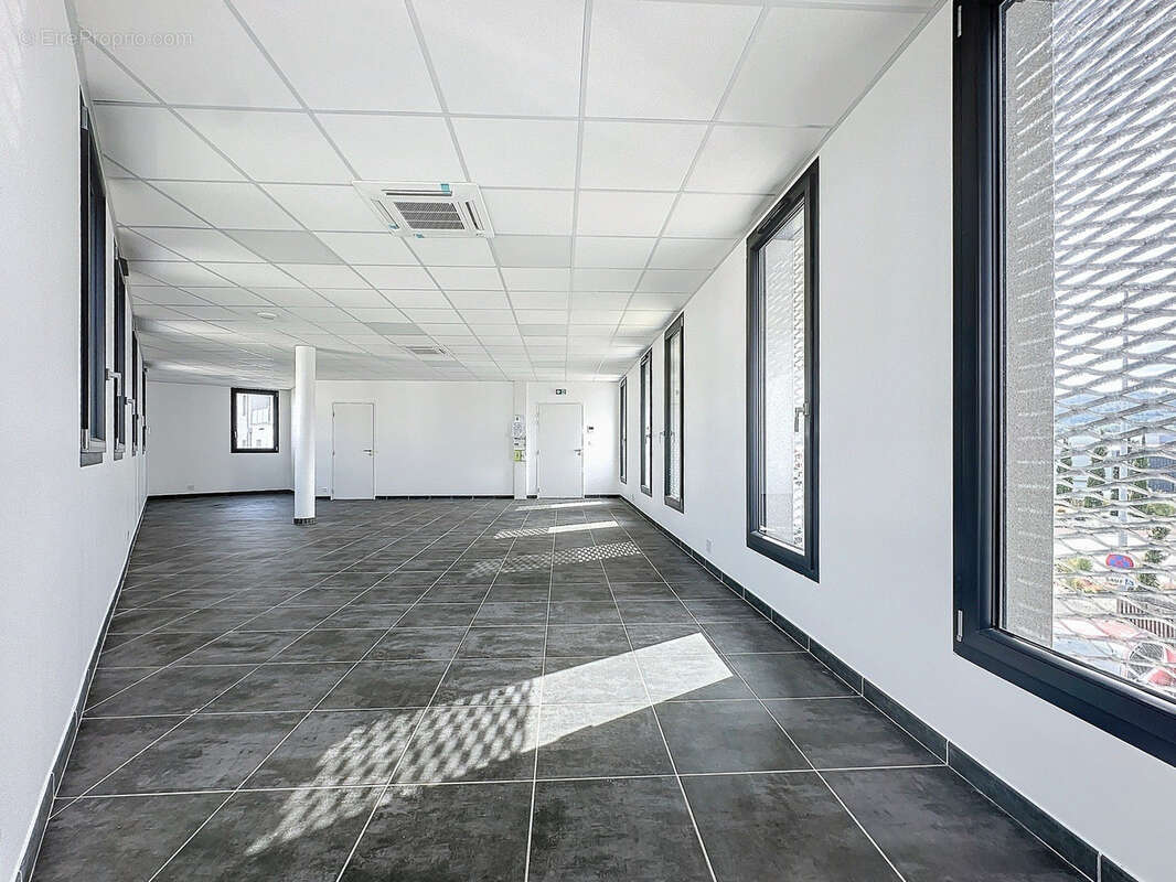 Commerce à LA BATIE-DIVISIN