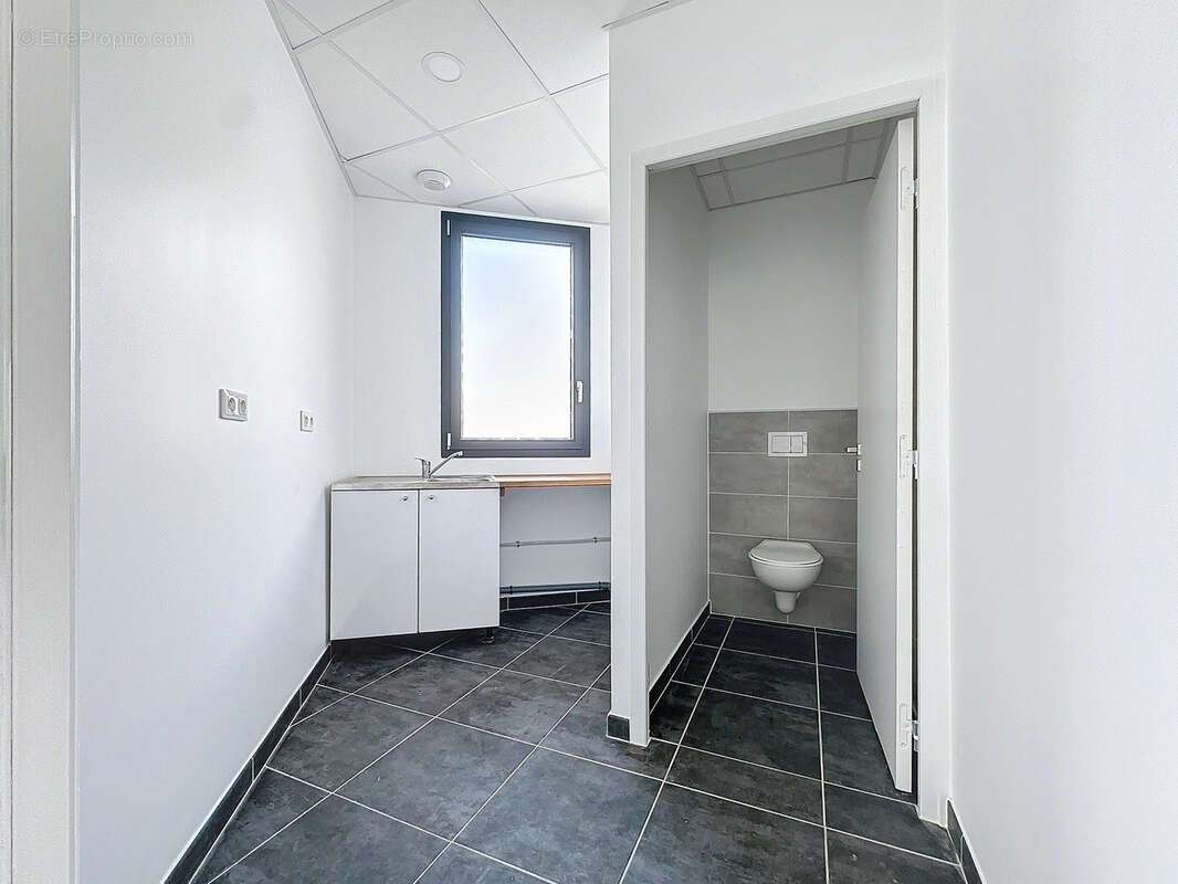 Commerce à LA BATIE-DIVISIN