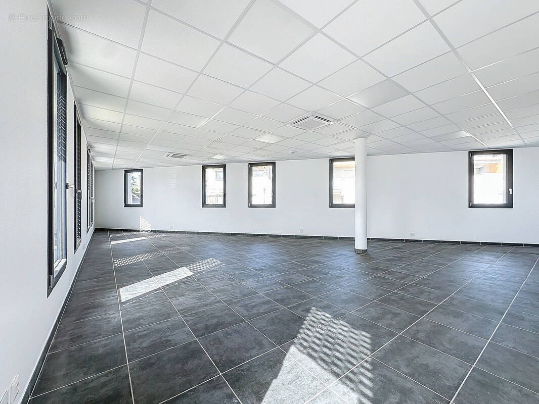 Commerce à LA BATIE-DIVISIN