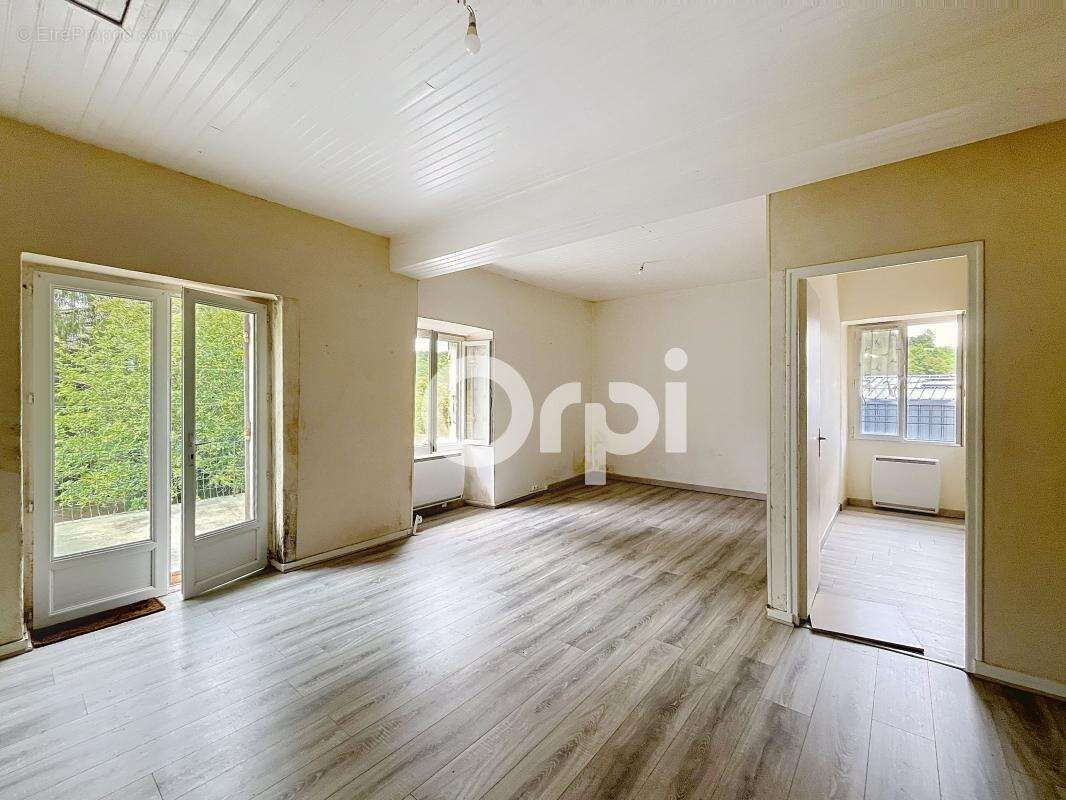 Maison à NOTRE-DAME-DE-SANILHAC