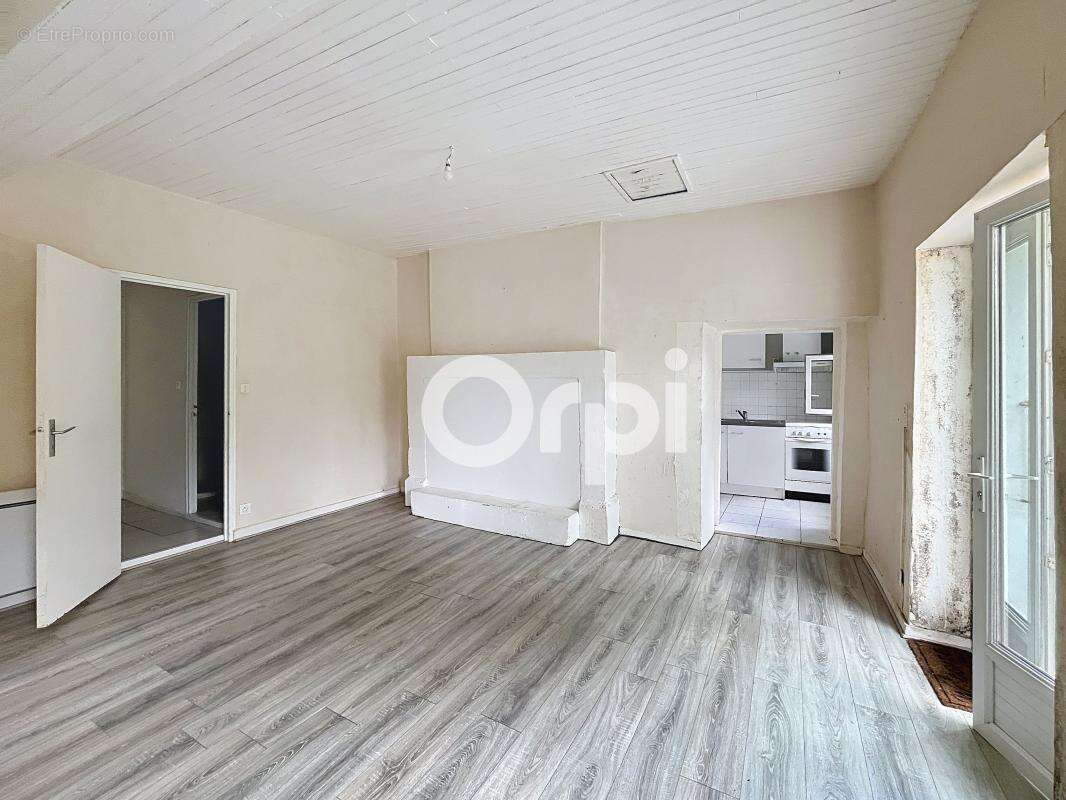 Maison à NOTRE-DAME-DE-SANILHAC