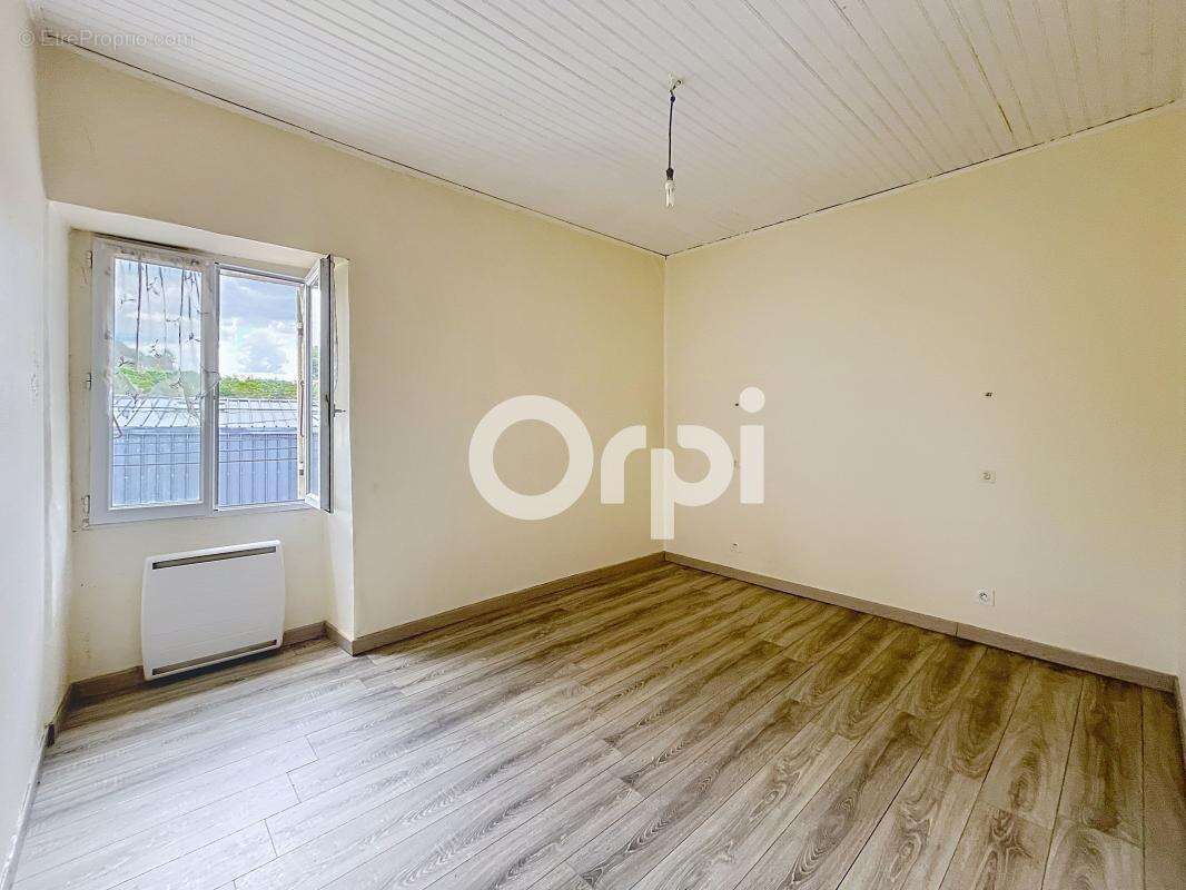 Maison à NOTRE-DAME-DE-SANILHAC