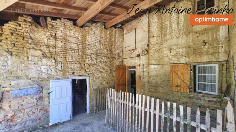 Maison à SAINTE-FOY-DE-PEYROLIERES