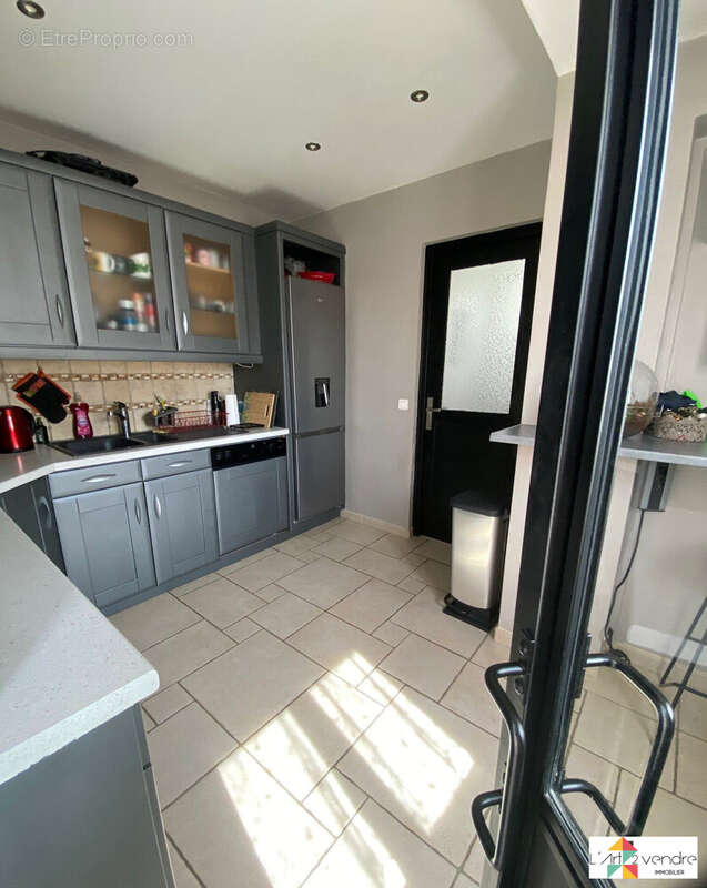 Cuisine équipée et aménagée - Appartement à MONTGERON