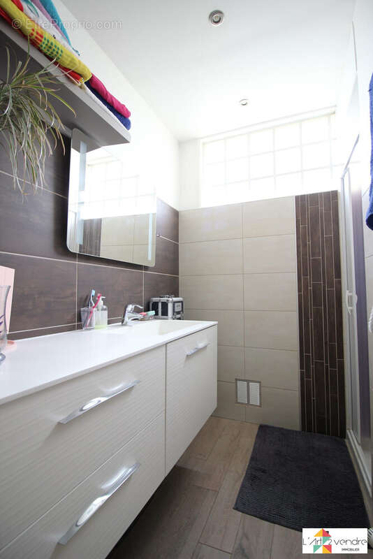 Salle d&#039;eau carrelée - Appartement à MONTGERON