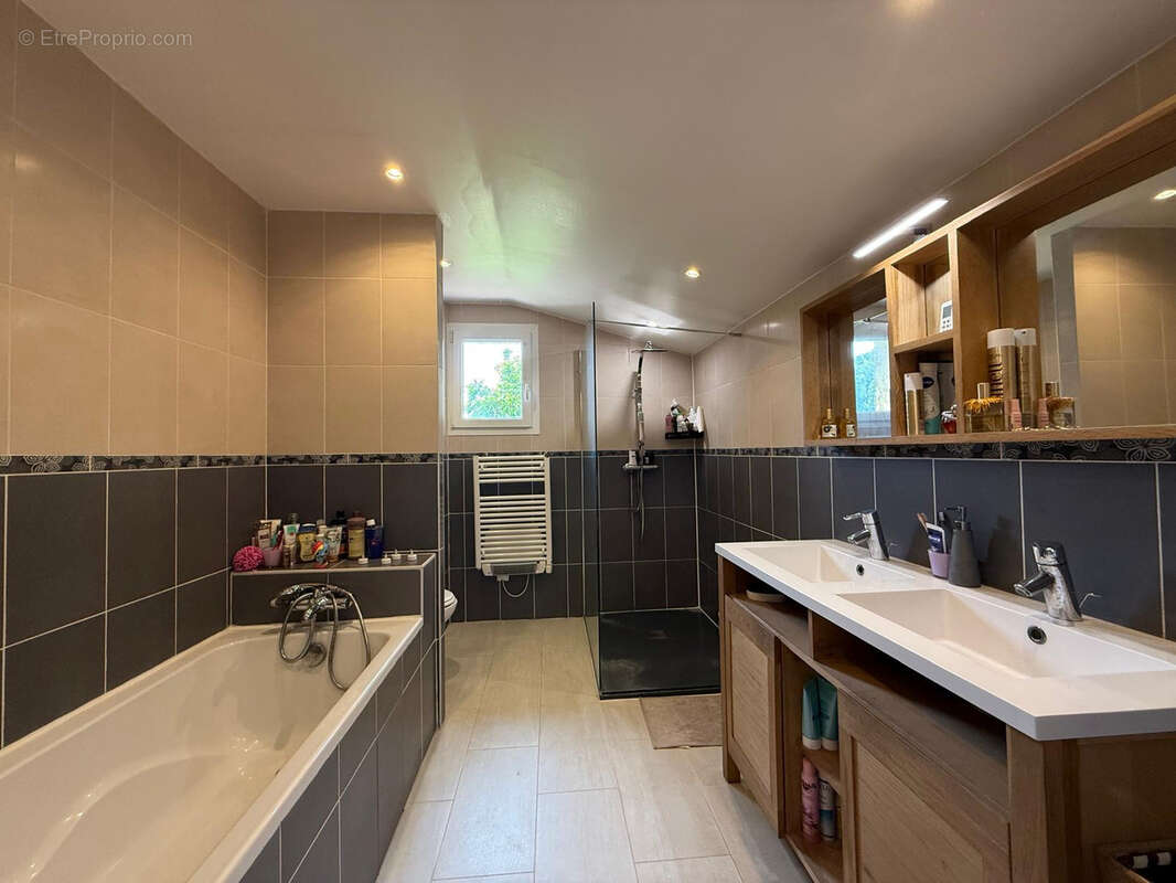 Maison à SAINTE-COLOMBE-EN-BRUILHOIS