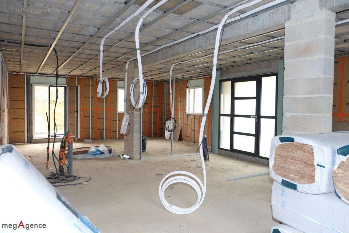 Maison à SAINT-GERMAIN-LES-VERGNES