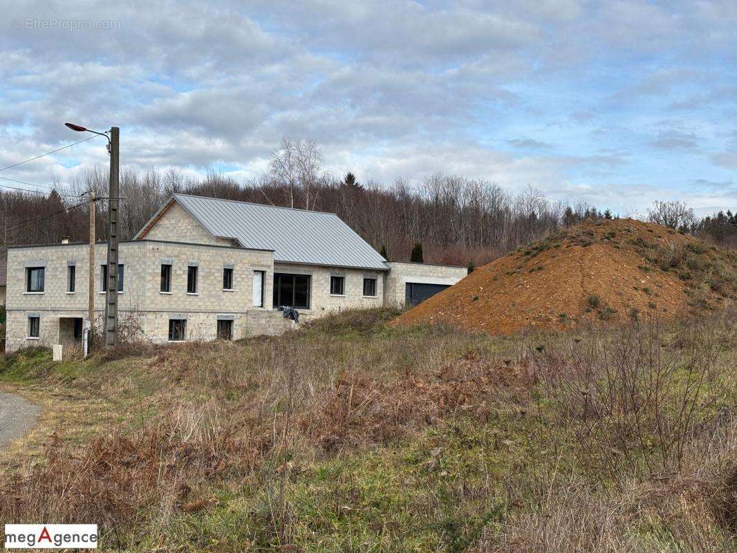 Maison à SAINT-GERMAIN-LES-VERGNES