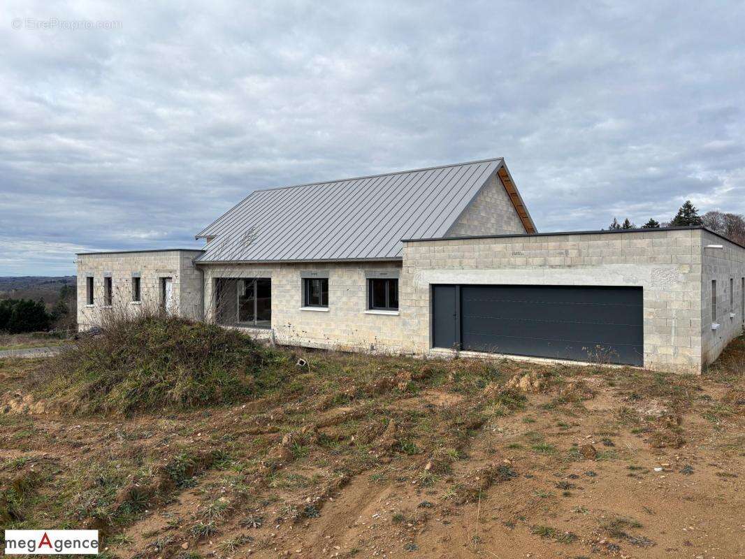 Maison à SAINT-GERMAIN-LES-VERGNES