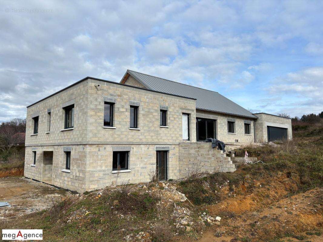 Maison à SAINT-GERMAIN-LES-VERGNES