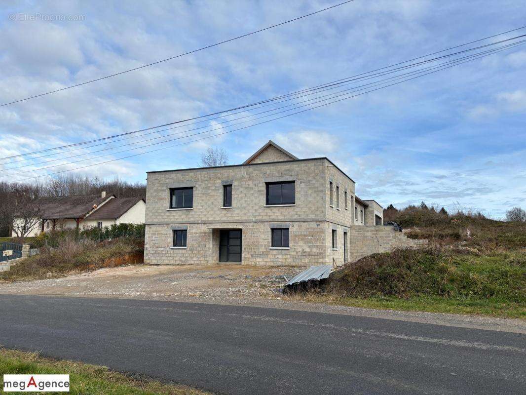 Maison à SAINT-GERMAIN-LES-VERGNES