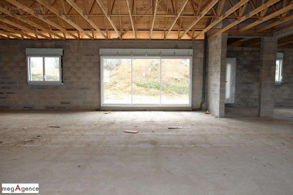 Maison à SAINT-GERMAIN-LES-VERGNES