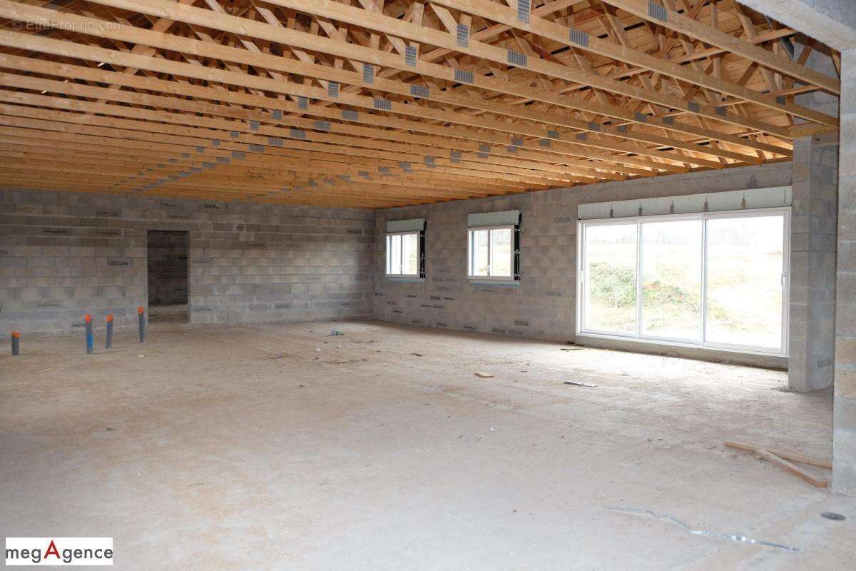 Maison à SAINT-GERMAIN-LES-VERGNES