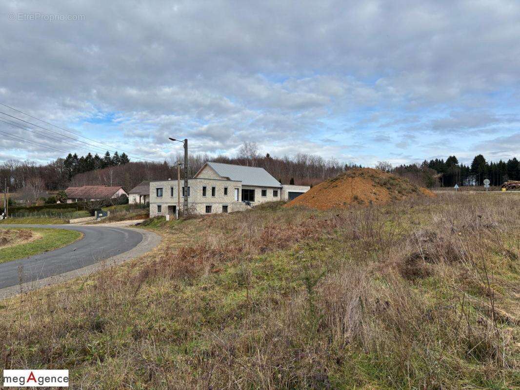 Maison à SAINT-GERMAIN-LES-VERGNES