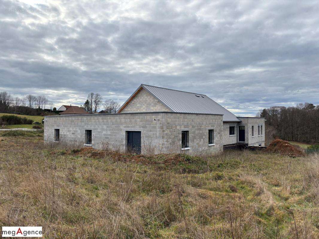 Maison à SAINT-GERMAIN-LES-VERGNES