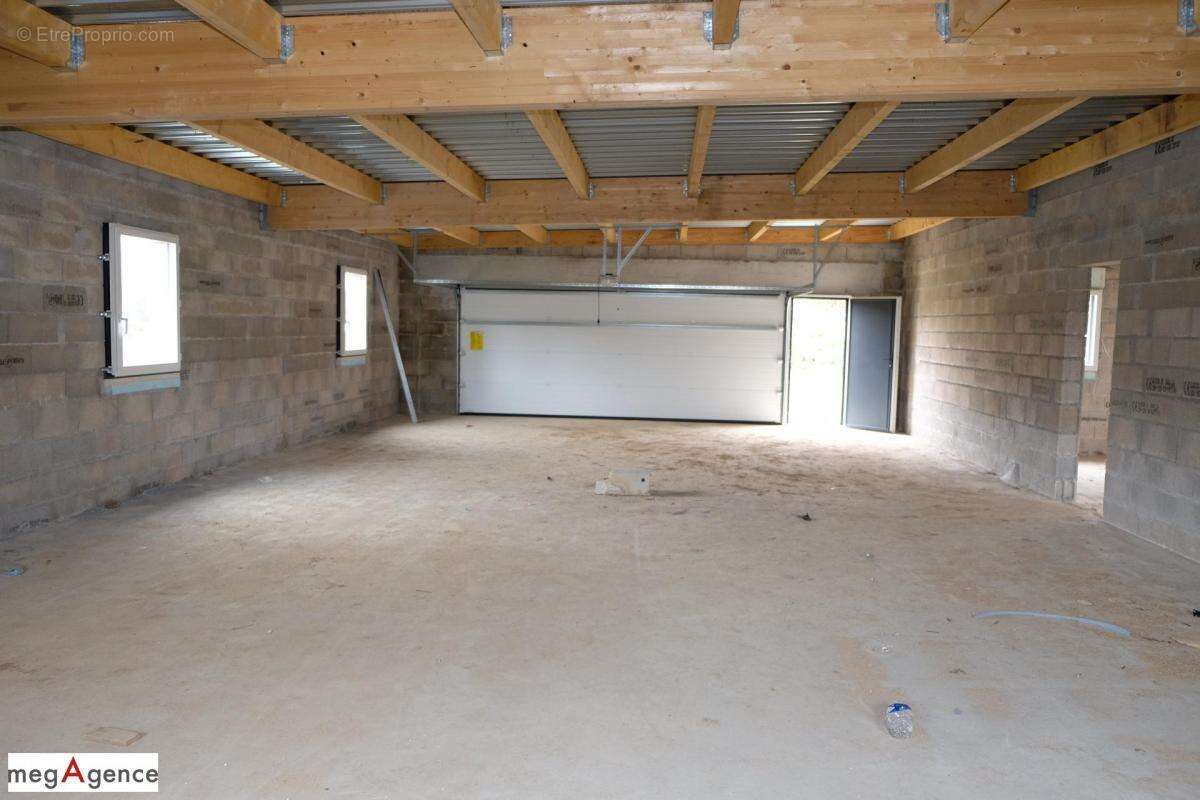 Maison à SAINT-GERMAIN-LES-VERGNES