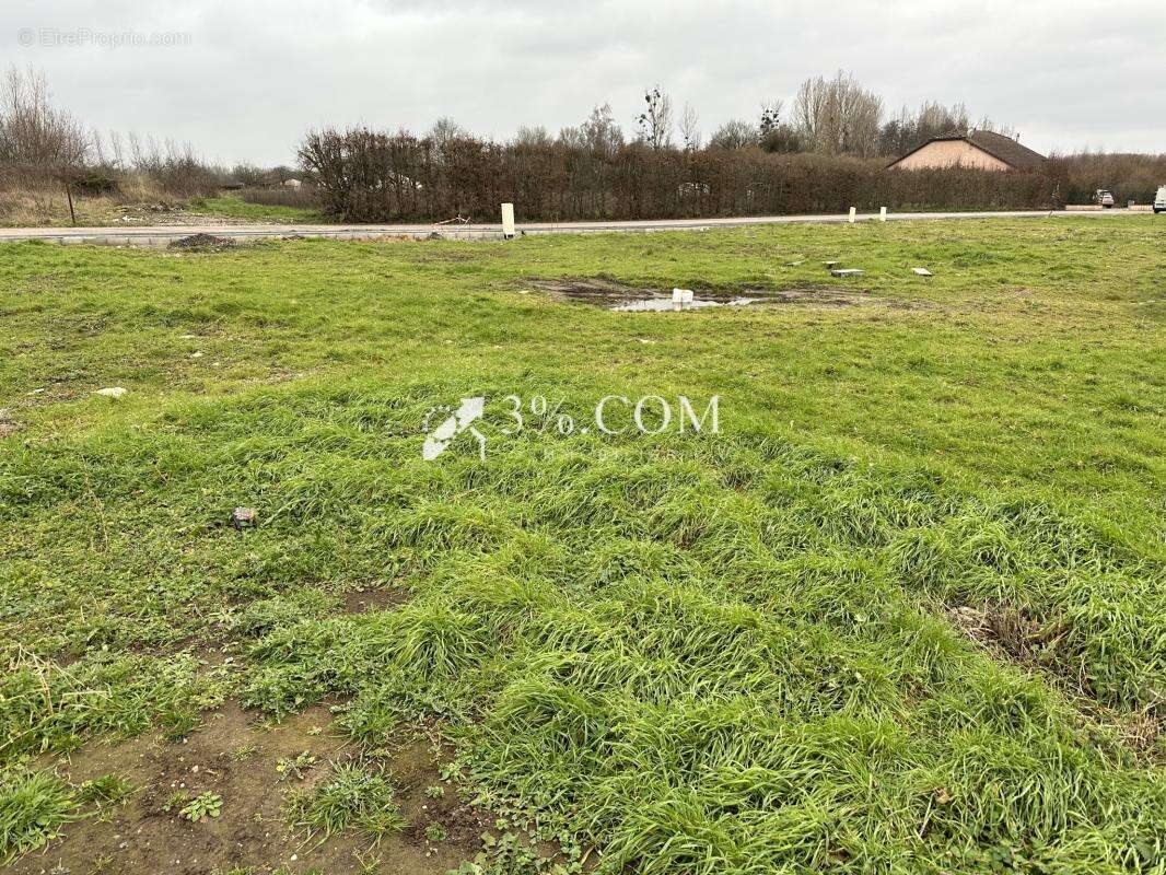 Terrain à CHENEVIERES