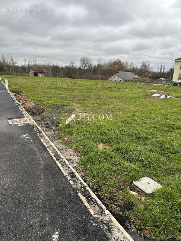 Terrain à CHENEVIERES