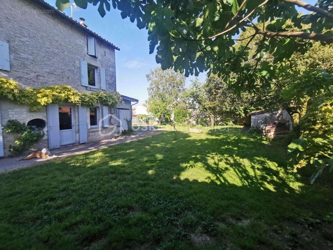 Maison à FRONTENAY-ROHAN-ROHAN