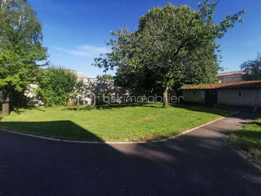 Maison à FRONTENAY-ROHAN-ROHAN