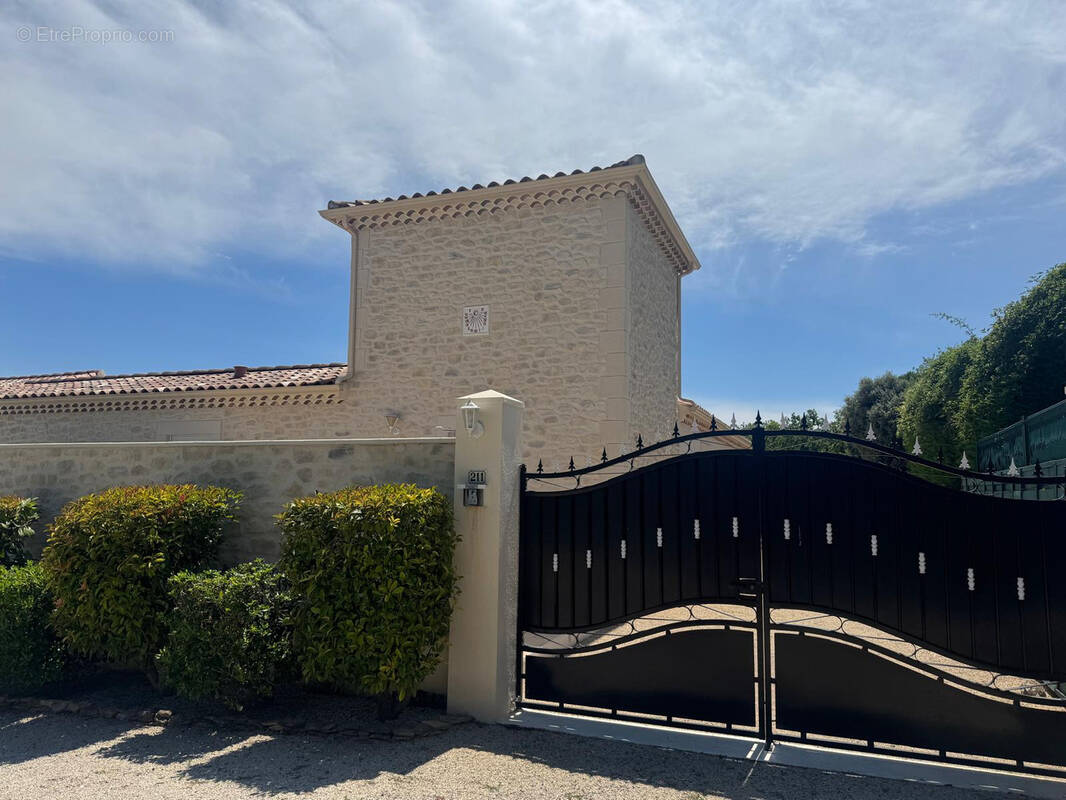 Maison à SAINTE-CECILE-LES-VIGNES