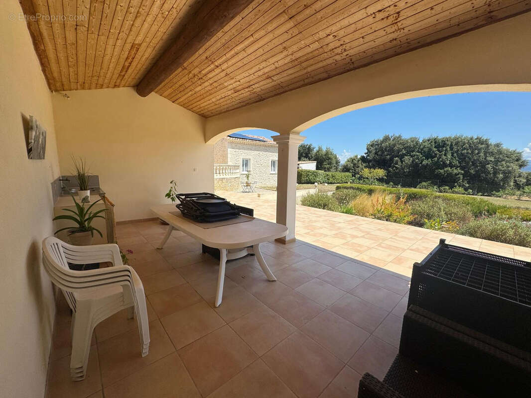 Maison à SAINTE-CECILE-LES-VIGNES