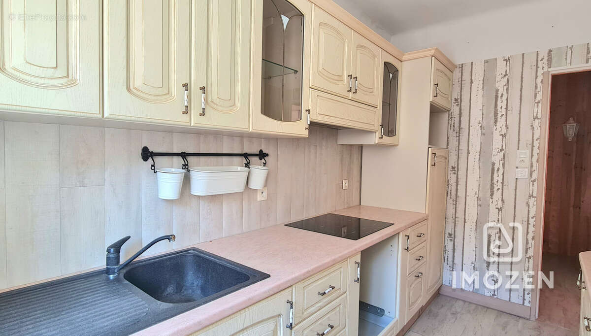 Maison à VINS-SUR-CARAMY