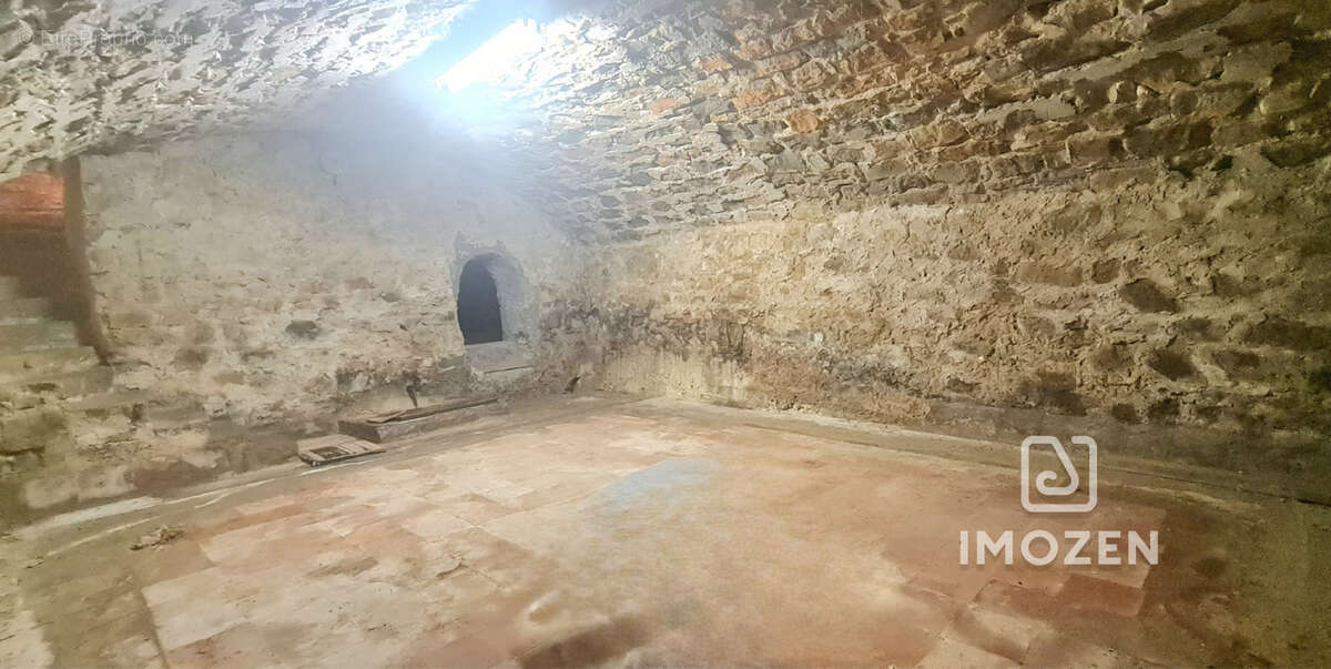 Maison à VINS-SUR-CARAMY