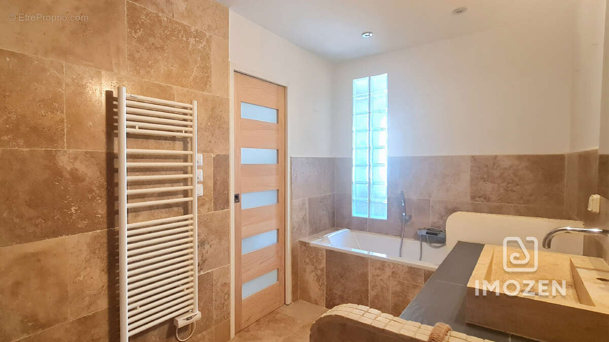 Maison à VINS-SUR-CARAMY