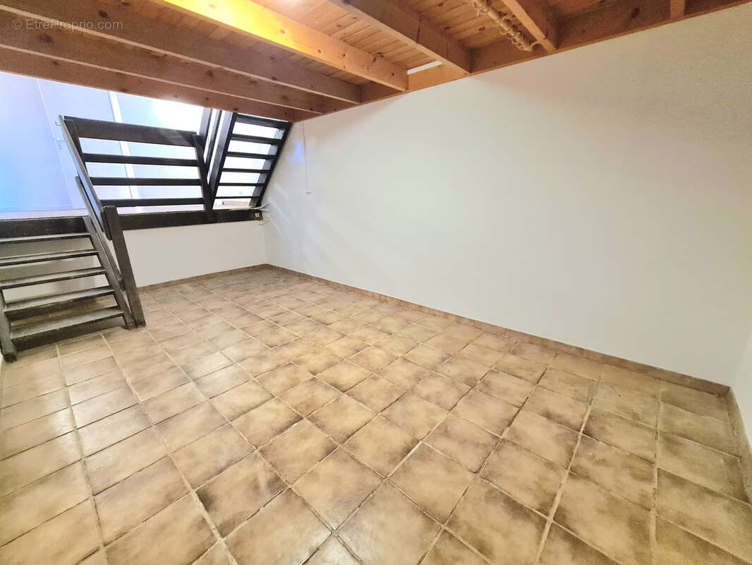 Commerce à LA LONDE-LES-MAURES