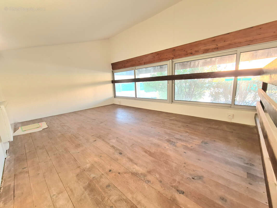 Commerce à LA LONDE-LES-MAURES