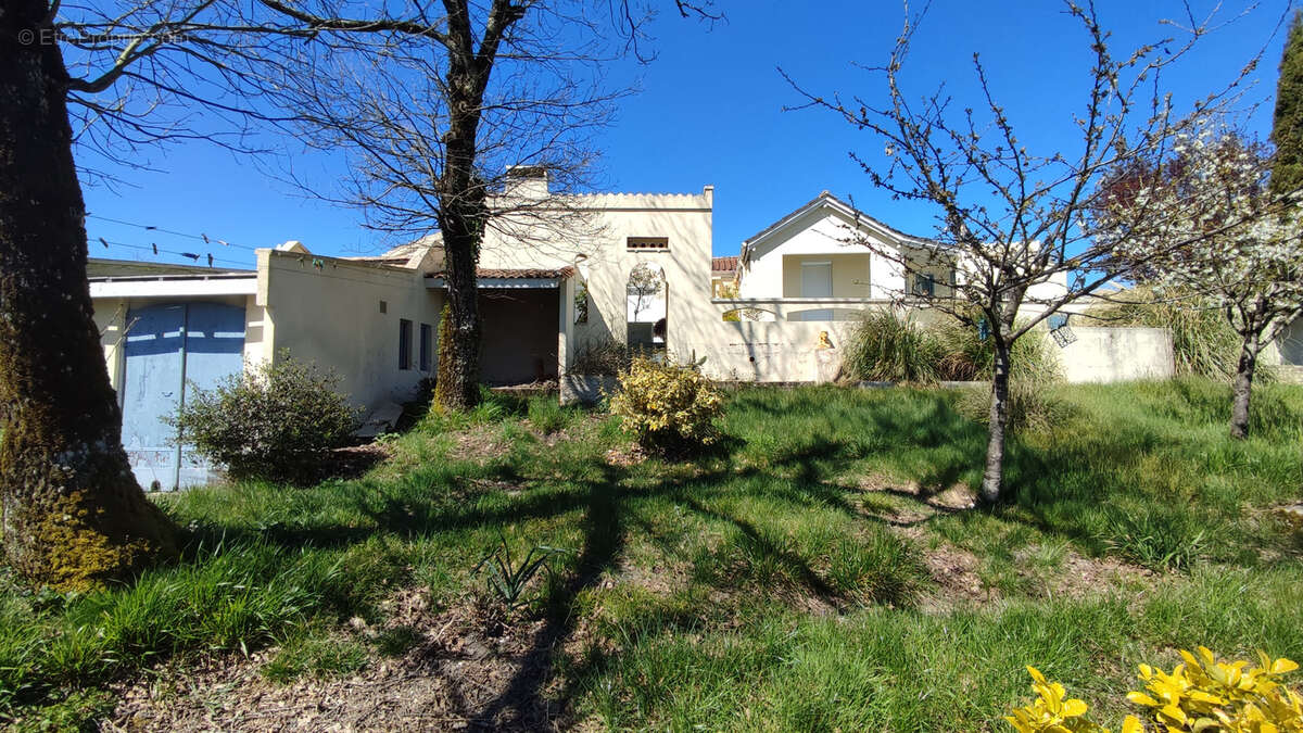 Maison à MONTAIGU-DE-QUERCY