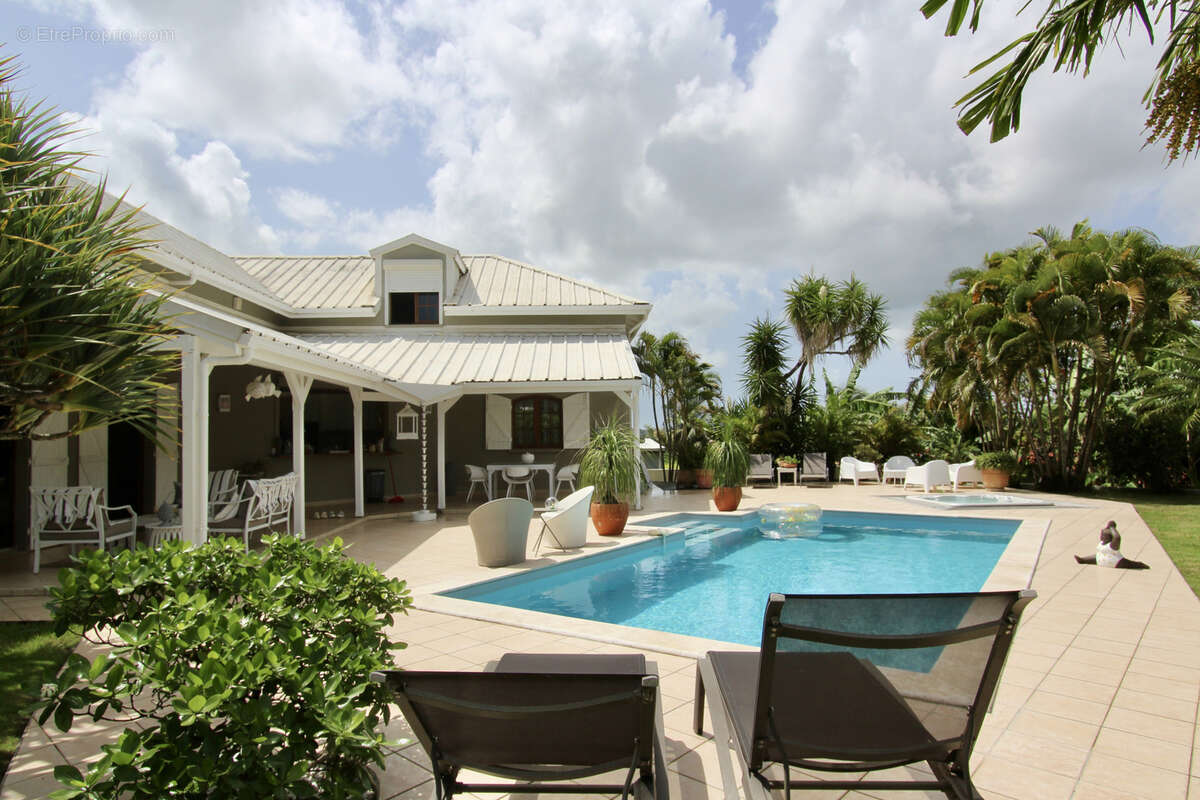 Maison à BAIE-MAHAULT