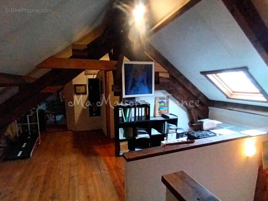 Maison à CHATEL-MONTAGNE