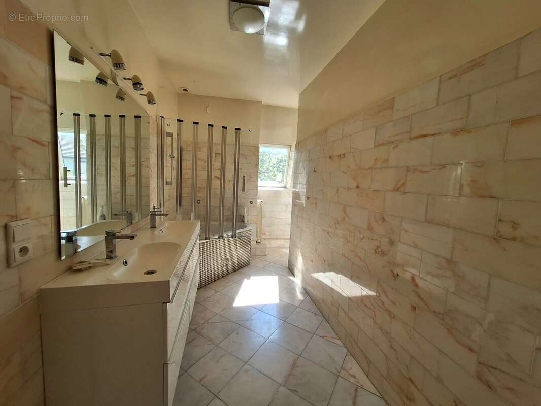 Maison à SAINT-MAUR-DES-FOSSES